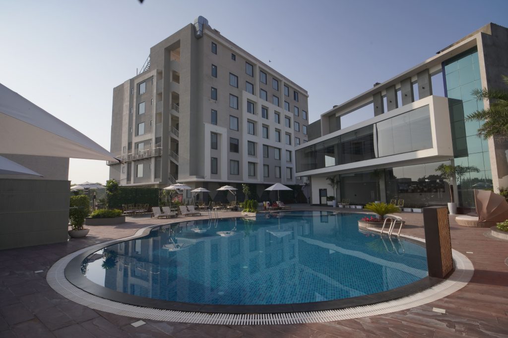 swimming-pool-hotel-in-kishangarh
